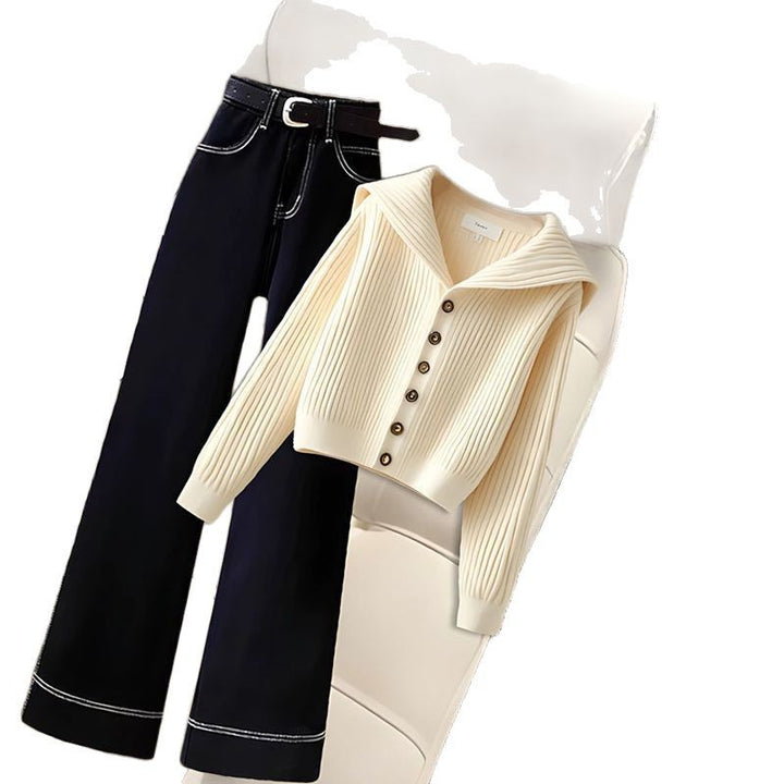 Pull en maille à la mode pour femmes avec grands revers et détails de boutons Chic & Stil