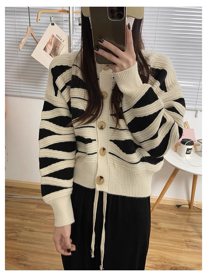Blazer en tricot ample pour femmes avec motif grossier et fermeture à boutons Chic & Stil