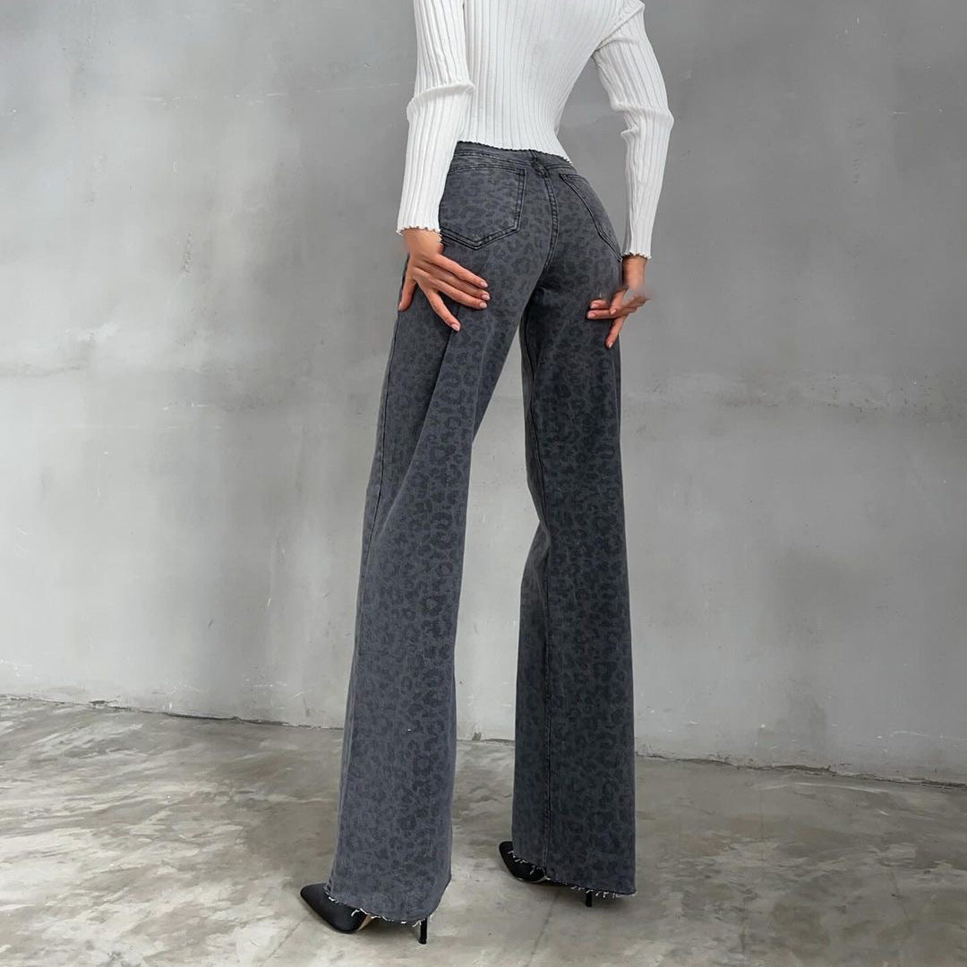 Flared jeans for women with a trendy leopard print and high waist Lune London