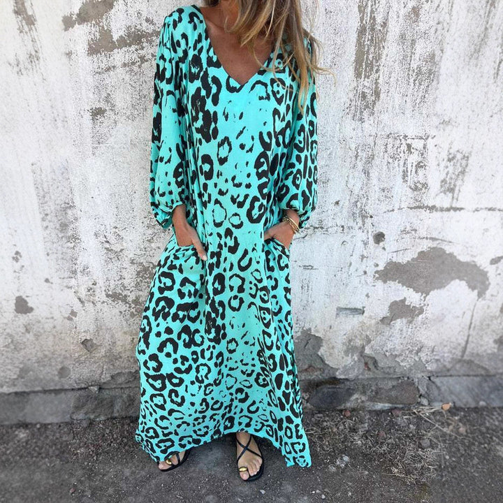 Maxi dress with V-neckline for women with side pockets and relaxed fit Lune London
