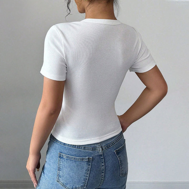 Chemisier pour femme à manches courtes avec détails de boutons et silhouette ajustée Chic & Stil