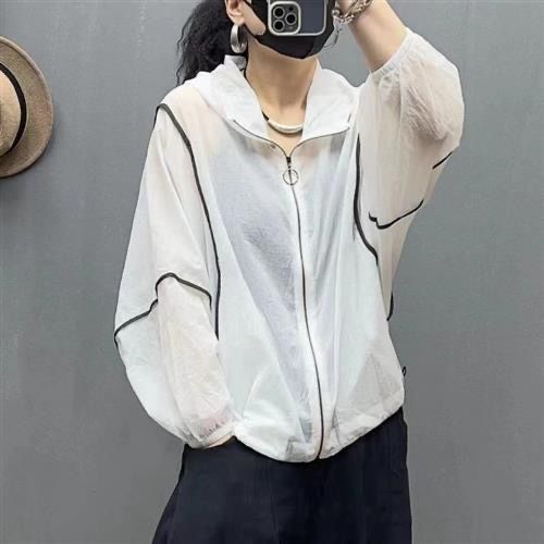 Women's lightweight hoodie jacket with elastic hem and reflective details Chic & Stil