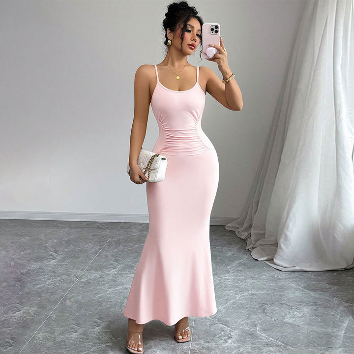 Robe maxi ajustée pour femmes avec des bretelles spaghetti et un design drapé sophistiqué Chic & Stil