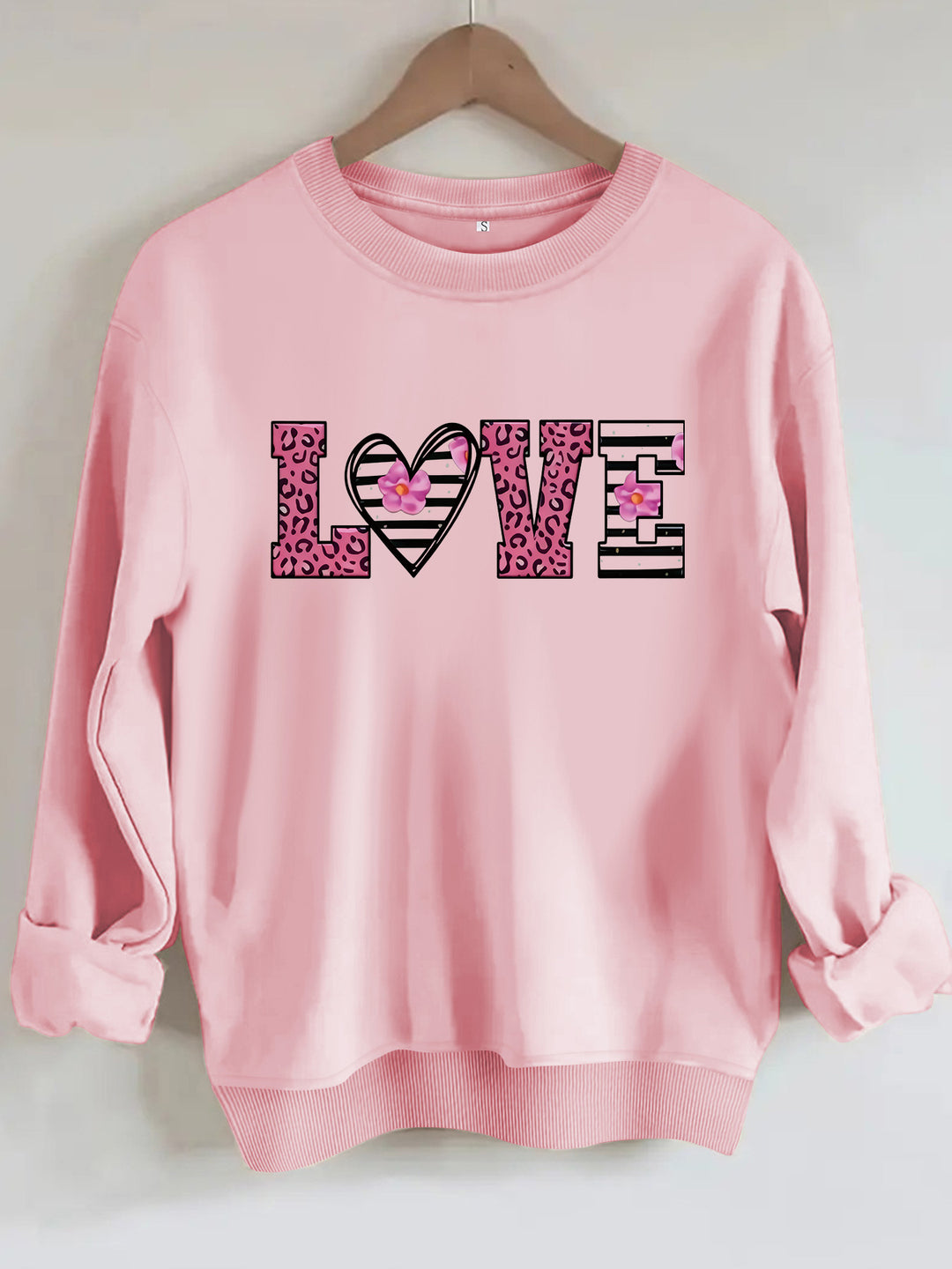 Sweatshirt femme avec design moderne de cœur léopard et coupe confortable Chic & Stil