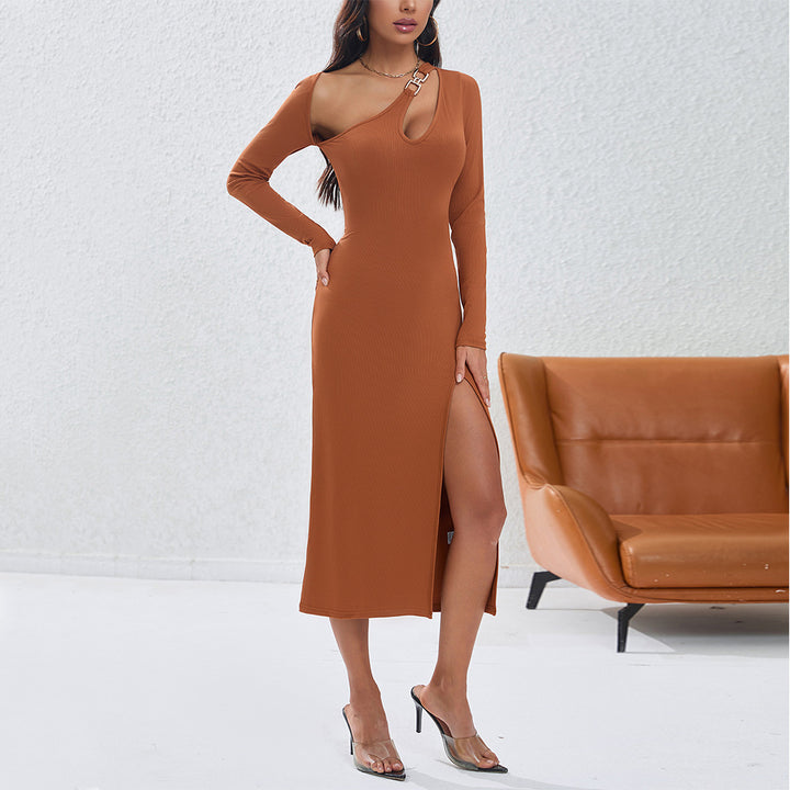Robe longue à manches longues ajustée pour femmes avec fente latérale et décolleté asymétrique Chic & Stil