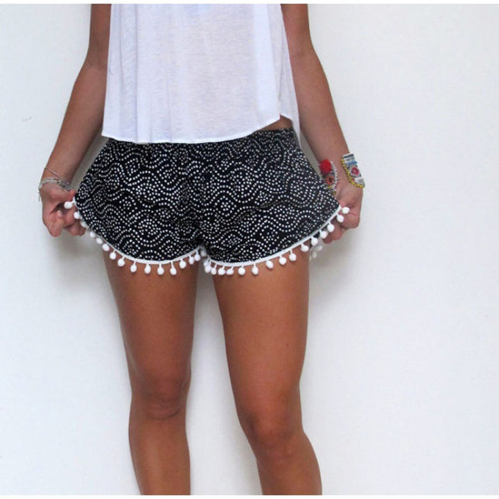 Shorts d'été pour femmes avec des détails de pompons ludiques et un motif de vagues tendance Chic & Stil