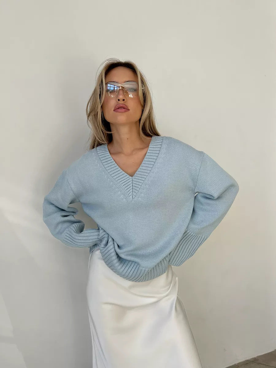 Women elegant knit sweater with V-neck and casual fit Chic & Stil