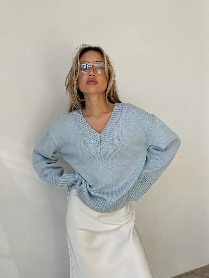 Women elegant knit sweater with V-neck and casual fit Chic & Stil