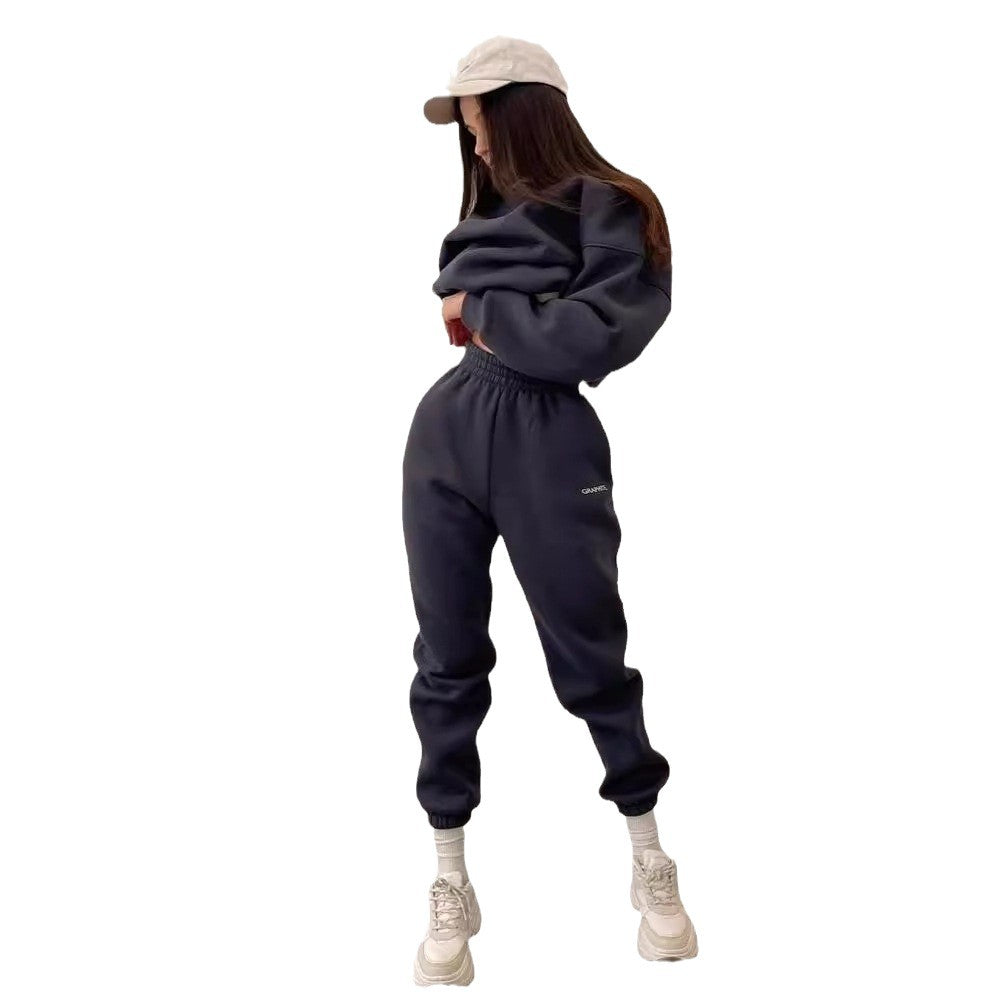 Women's sporty set with round neck and elastic waistband Chic & Stil