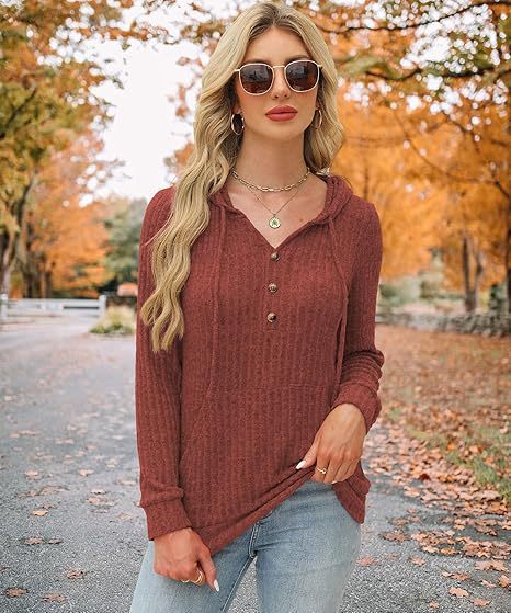 Sweat à capuche confortable pour femmes avec patte de boutonnage et poches latérales Chic & Stil