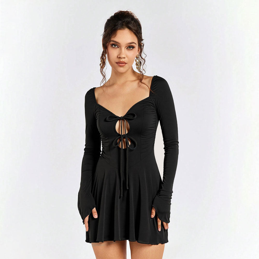 Robe mini pour femmes avec un lacet élégant et un chic col en V Chic & Stil