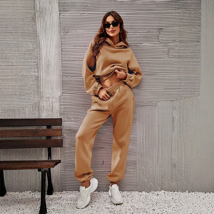 Women's tracksuit with a casual cut and elastic waistband