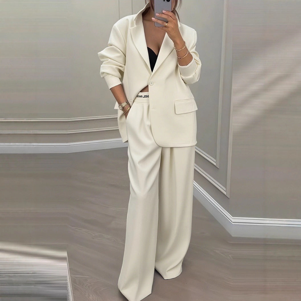 Ensemble blazer et pantalon élégant pour femmes avec coupe large et design moderne Chic & Stil