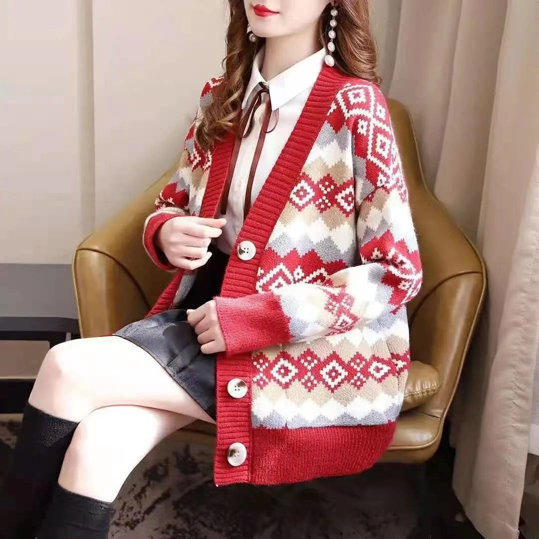 Knitted jacket for women with an elegant diamond pattern and large buttons Lune London
