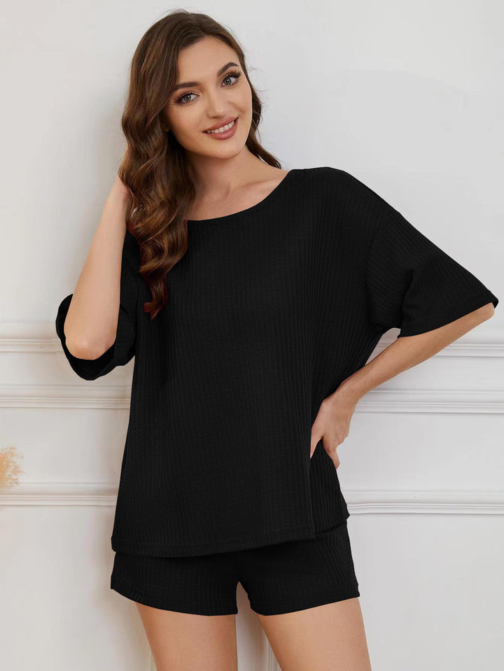 Comfortable women's set made up of an oversized top and chic shorts