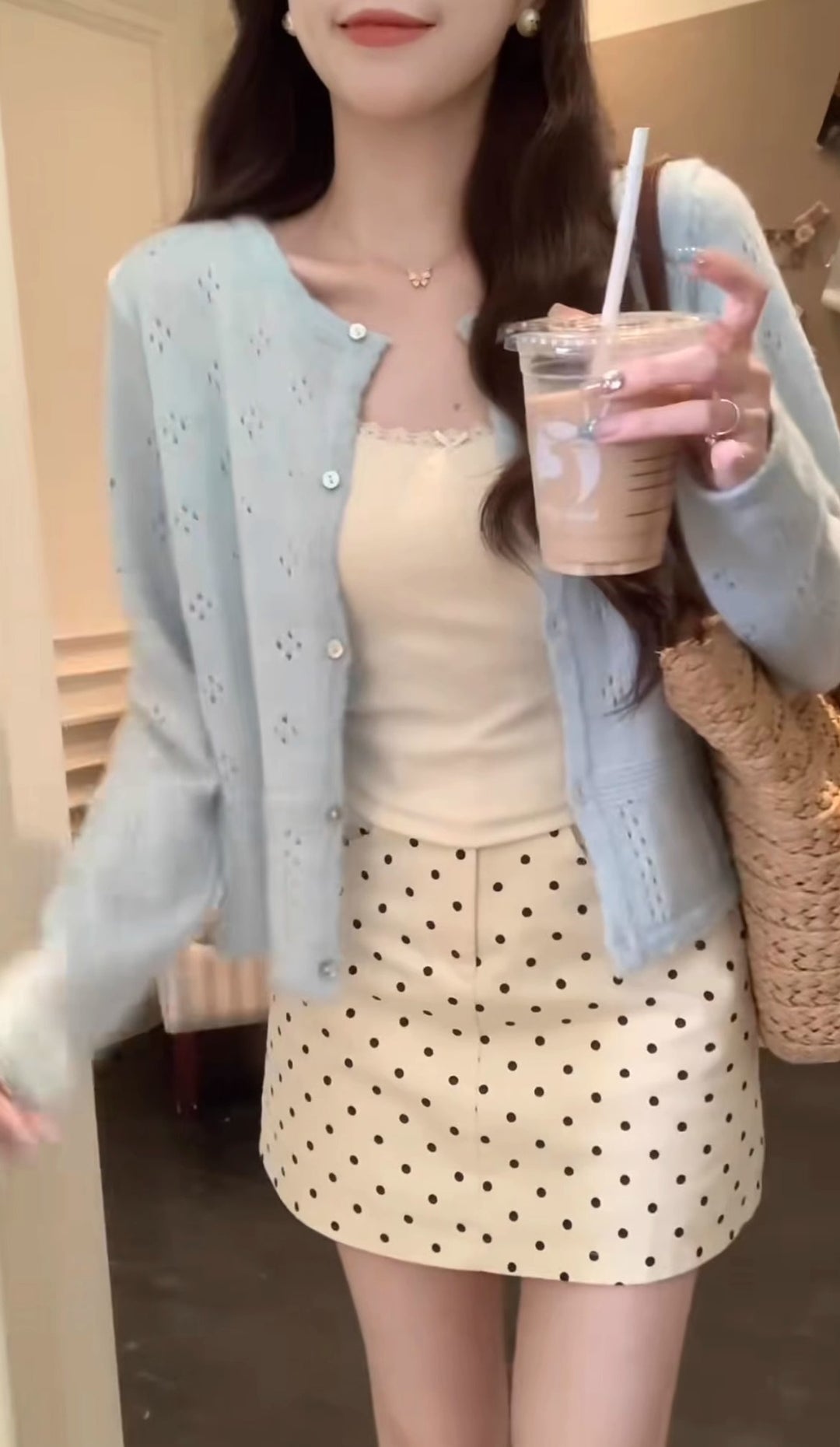 Cardigan pour femmes avec un motif floral délicat et des boutons élégants Chic & Stil