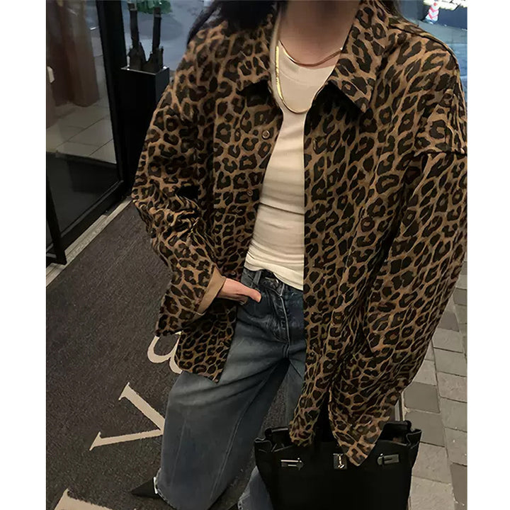Oversized women's shirt with a trendy leopard pattern Lune London
