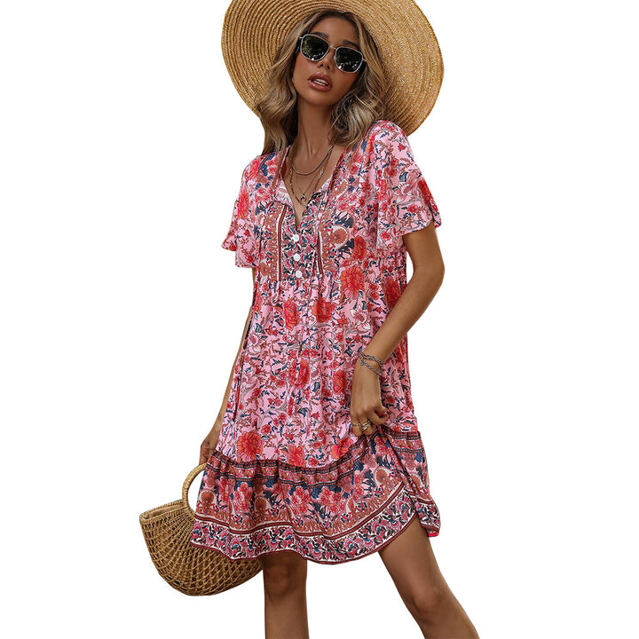 Robe d'été florale pour femmes avec ourlet à volants ludique et détail de boutons Chic & Stil