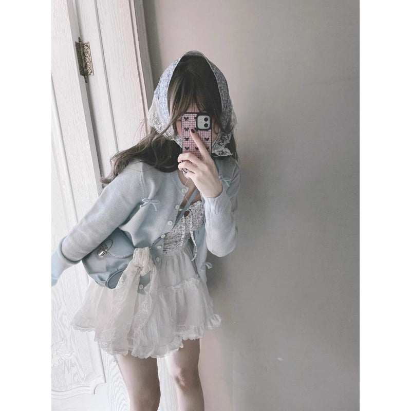 Cardigan pour femmes avec appliqué floral délicat et ourlet en volants Chic & Stil