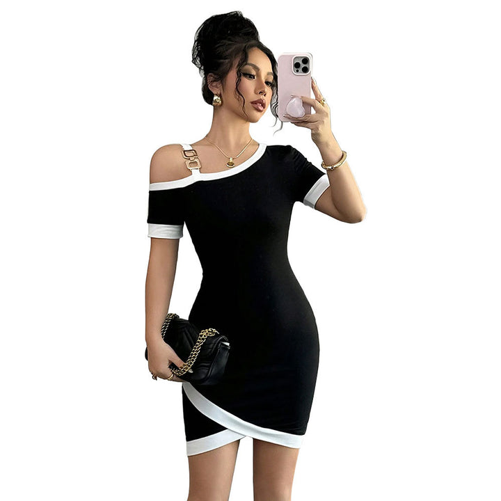 Robe mini moulante pour femmes avec décolleté asymétrique et sangle décorative Chic & Stil