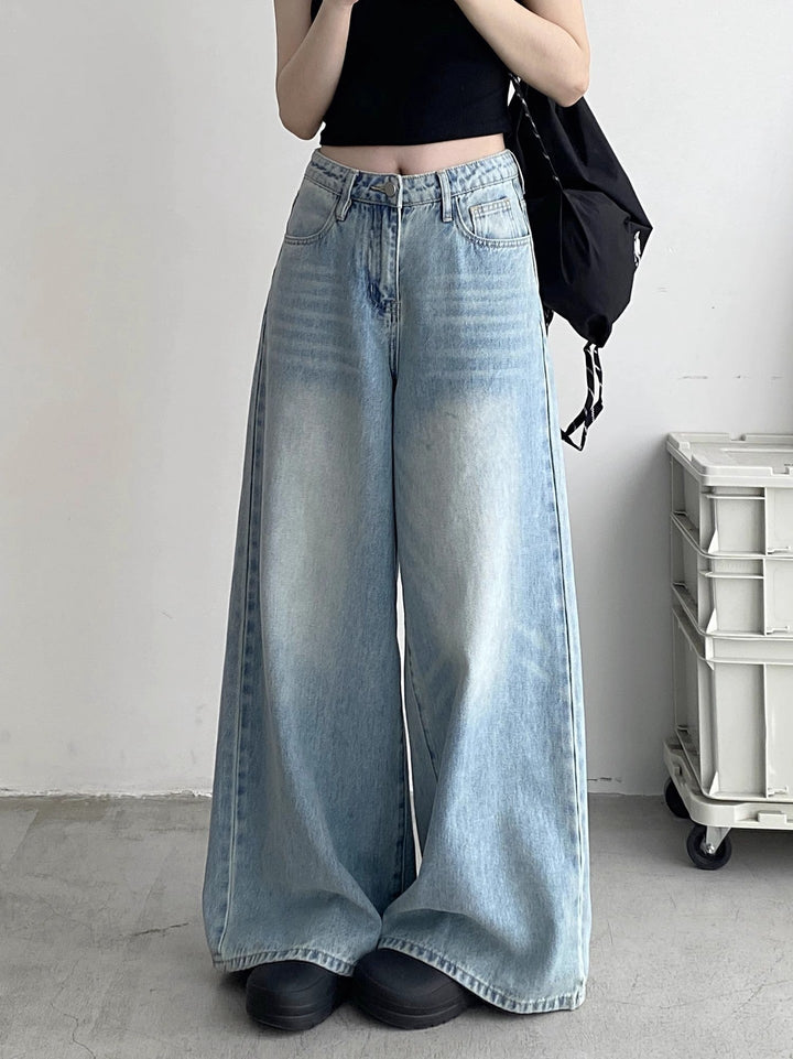 Women's Loose Jeans In Casual Urban Style with High Waist and Side Pockets Lune London