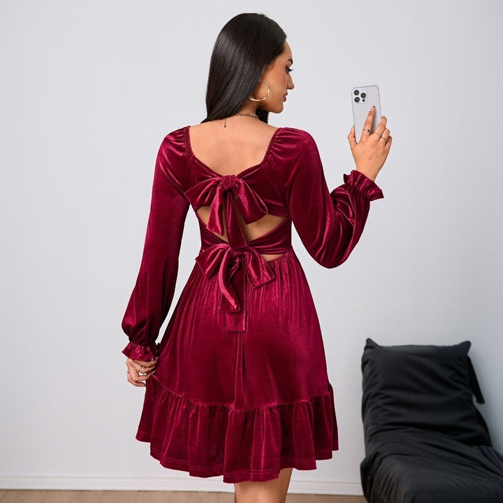 Robe minime en velours pour femmes avec volants et manches bouffantes de bon goût Chic & Stil
