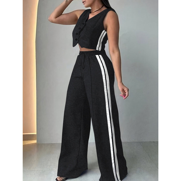 Two-piece women's sports set with a loose fit and an elastic waistband Lune London