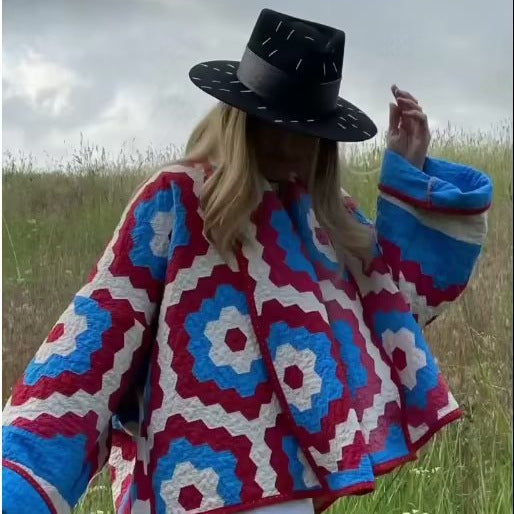 Veste rembourrée pour femmes avec un motif géométrique frappant et une coupe confortable Chic & Stil