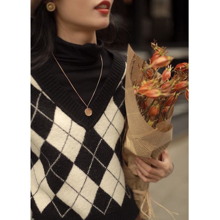 Chic and stylish V-neck sleeveless sweater for women