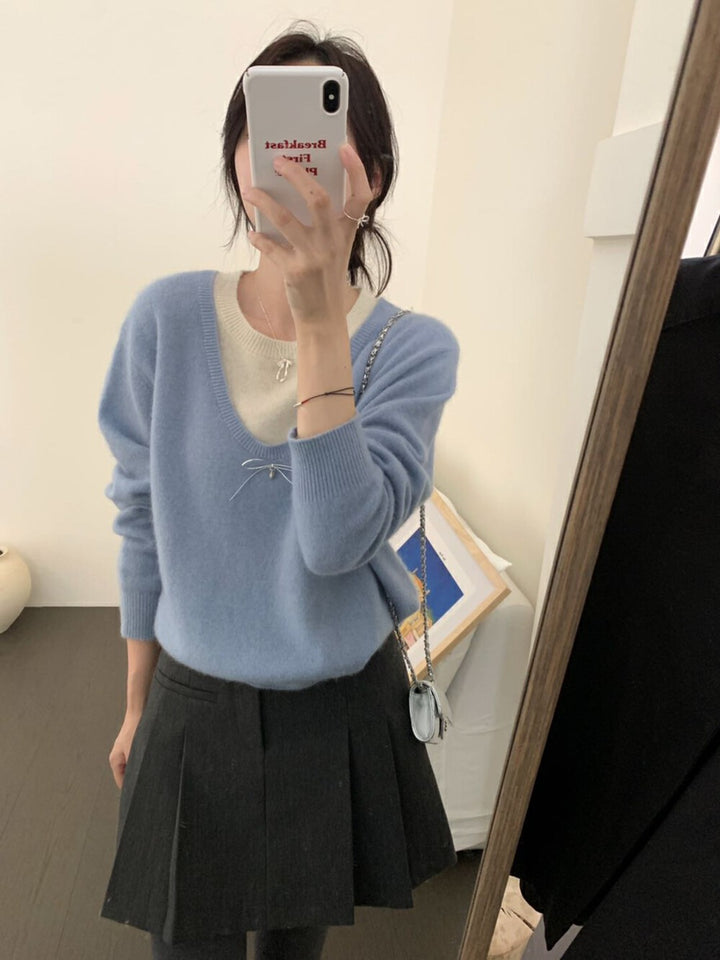 Pull femme avec col en V élégant et applique nœud en premium Chic & Stil