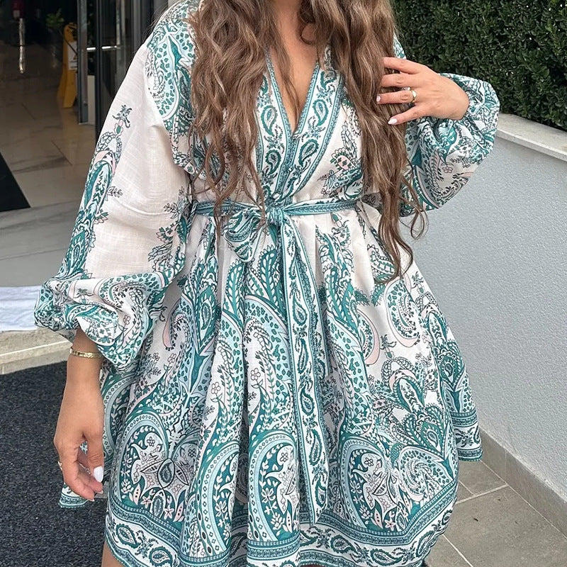 Robe enveloppante à manches longues et ceinture de taille en motif paisley vert émeraude pour femmes Chic & Stil