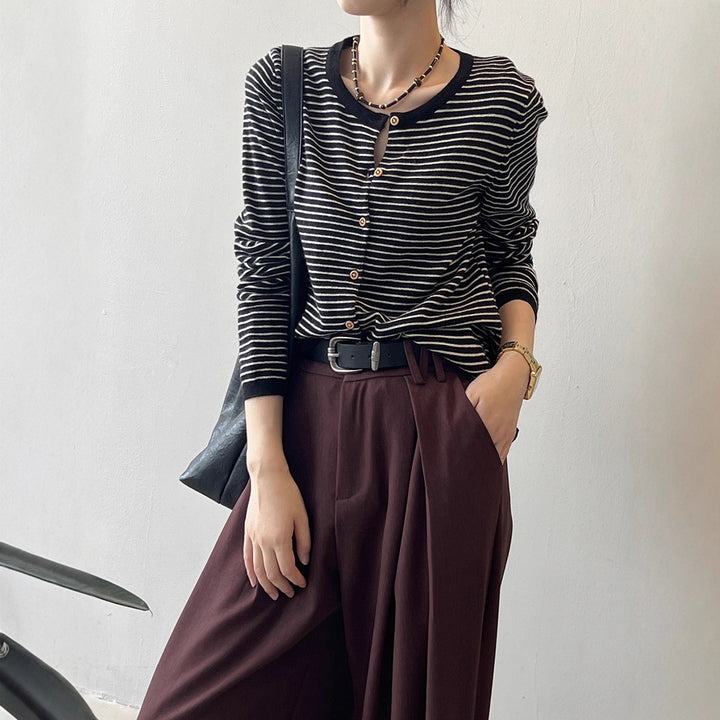 Chemisier à manches longues pour femmes avec motif rayé maritime et patte de boutonnage Chic & Stil