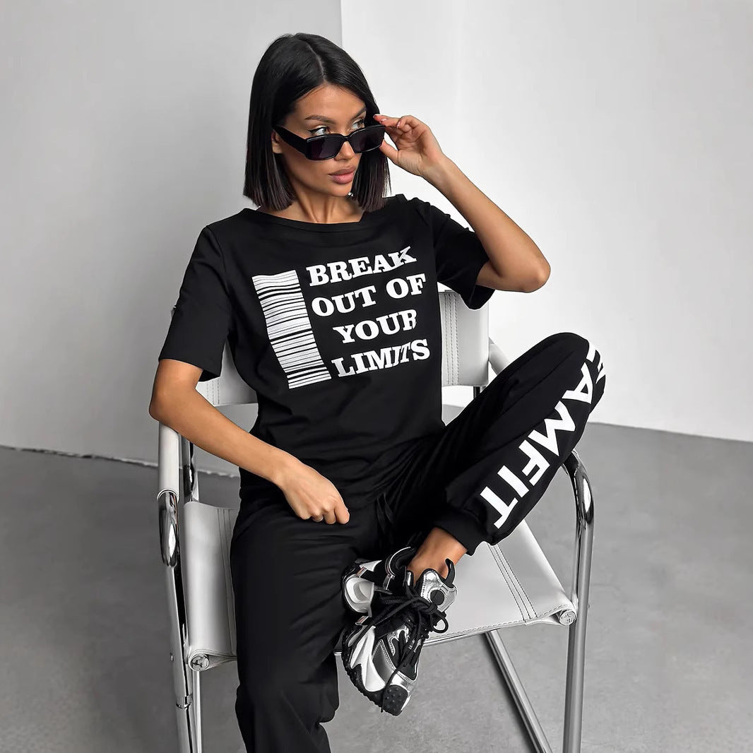 Women's sporty lounge suit with stylish cut-out sleeves and statement print Chic & Stil