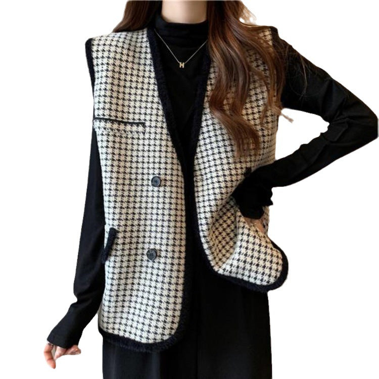 Ladies elegant knitted vest with checkered pattern Lune London