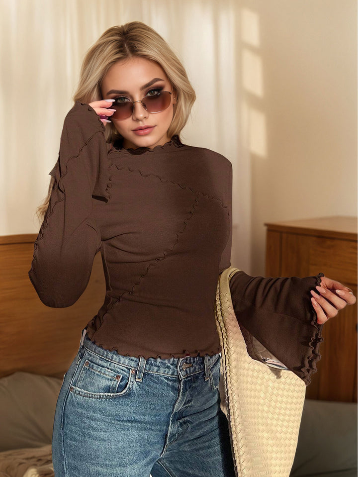 Haut féminin avec des fronces et des détails de volants décoratifs Chic & Stil