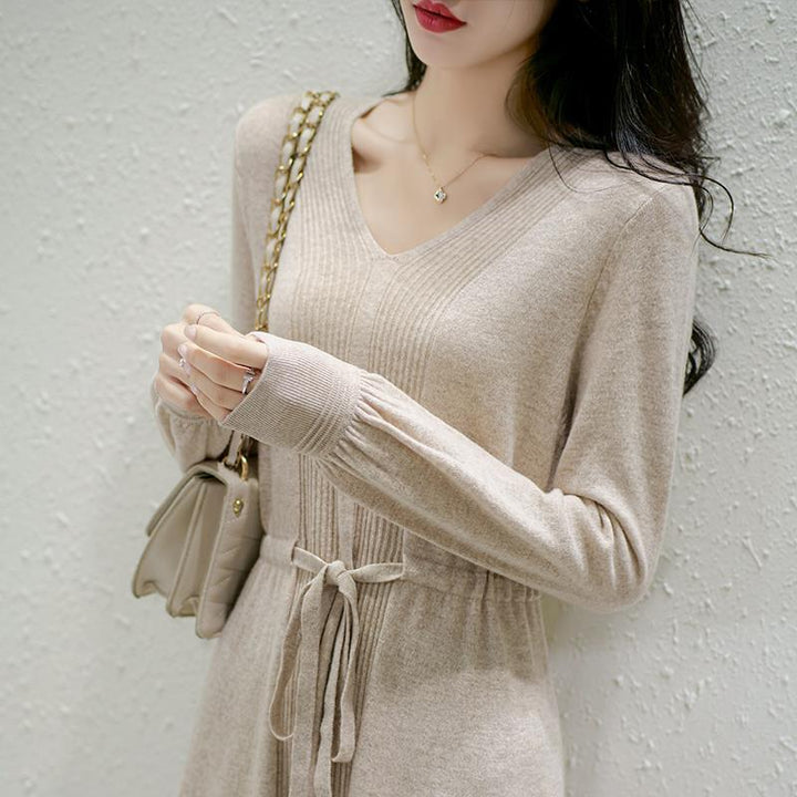Robe en tricot pour femmes avec décolleté en V et ceinture à la taille Chic & Stil