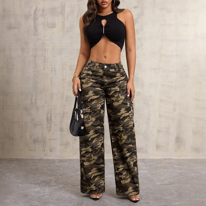 Pantalons cargo femmes dans un design camouflage décontracté avec poches latérales et jambes larges Chic & Stil