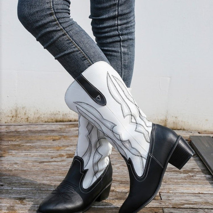 Ladies' cowboy boots with an elegant chic and stylish stitch pattern