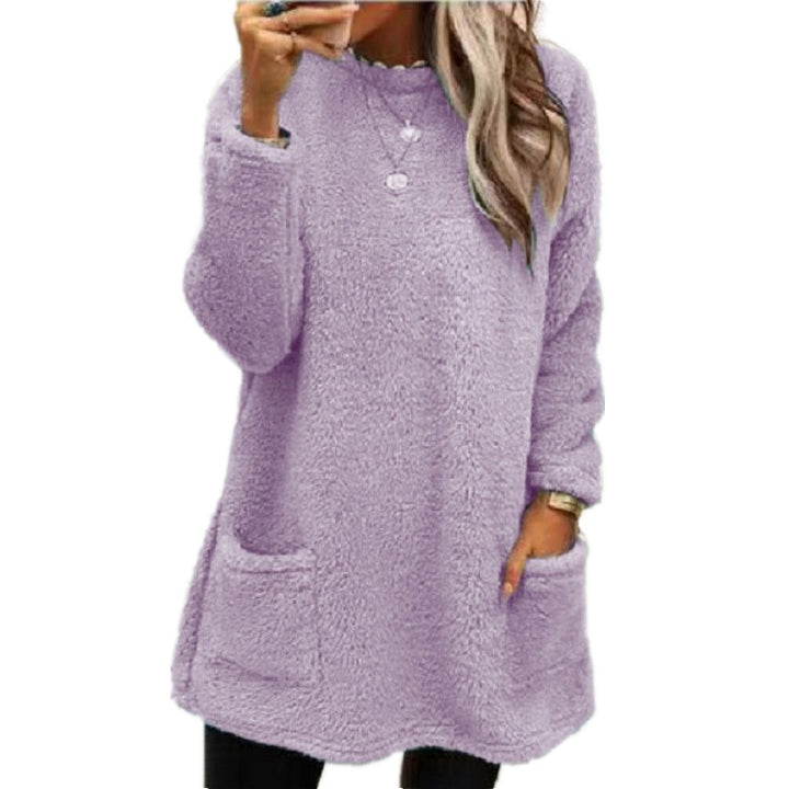 Cozy fleece sweater for women with a trendy round neckline and practical pockets Lune London
