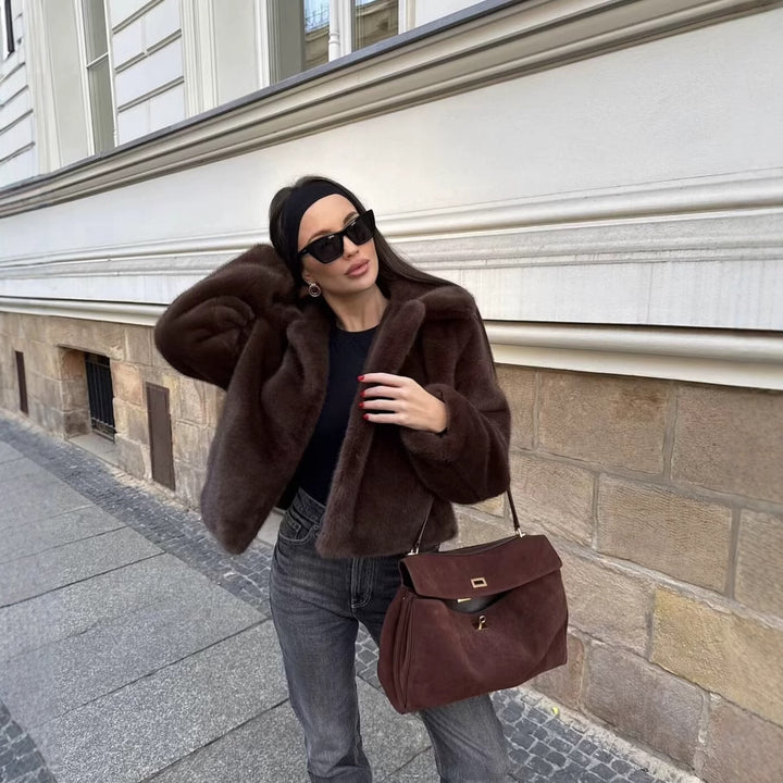 Faux fur jacket for women with elegant collar and trendy cut Lune London