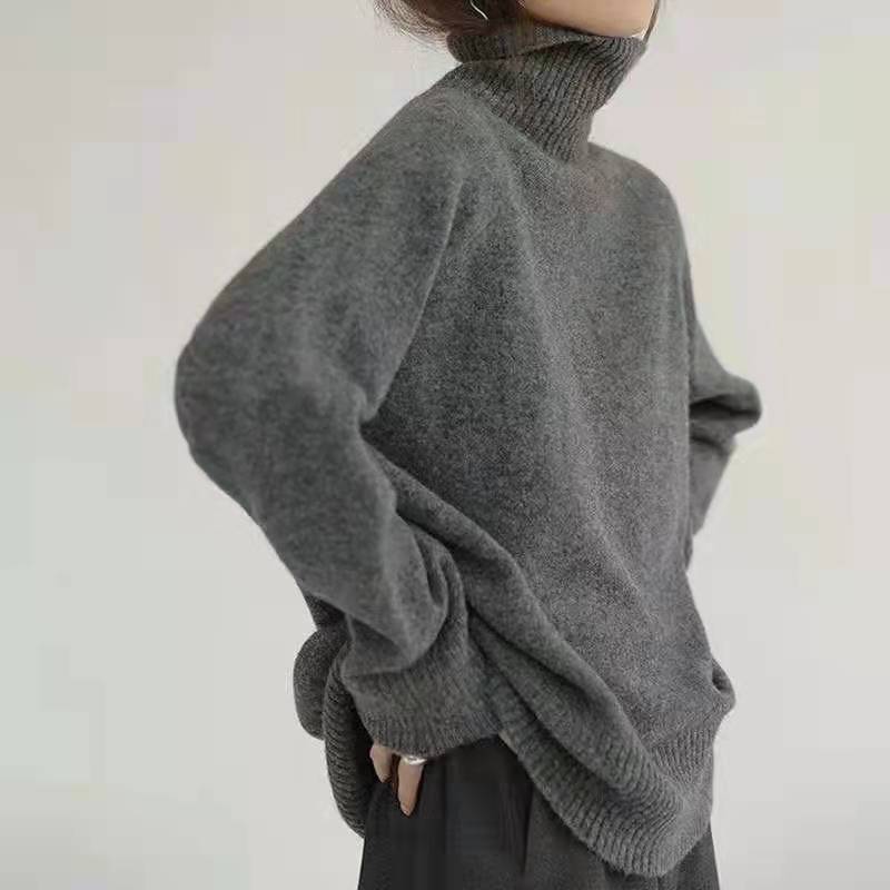 Comfortable turtleneck sweater for women in high-quality wool blend Lune London