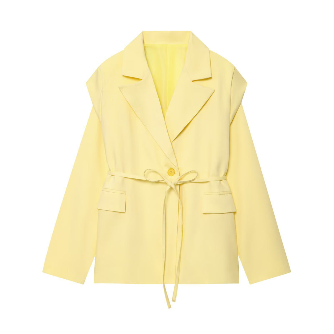 Elegant and fitted blazer jacket for women with wide lapels Lune London