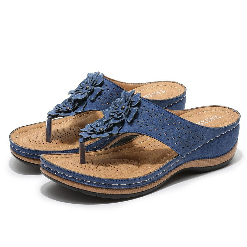 Comfortable thong sandals for women with decorative floral appliqués and an ergonomic sole Lune London