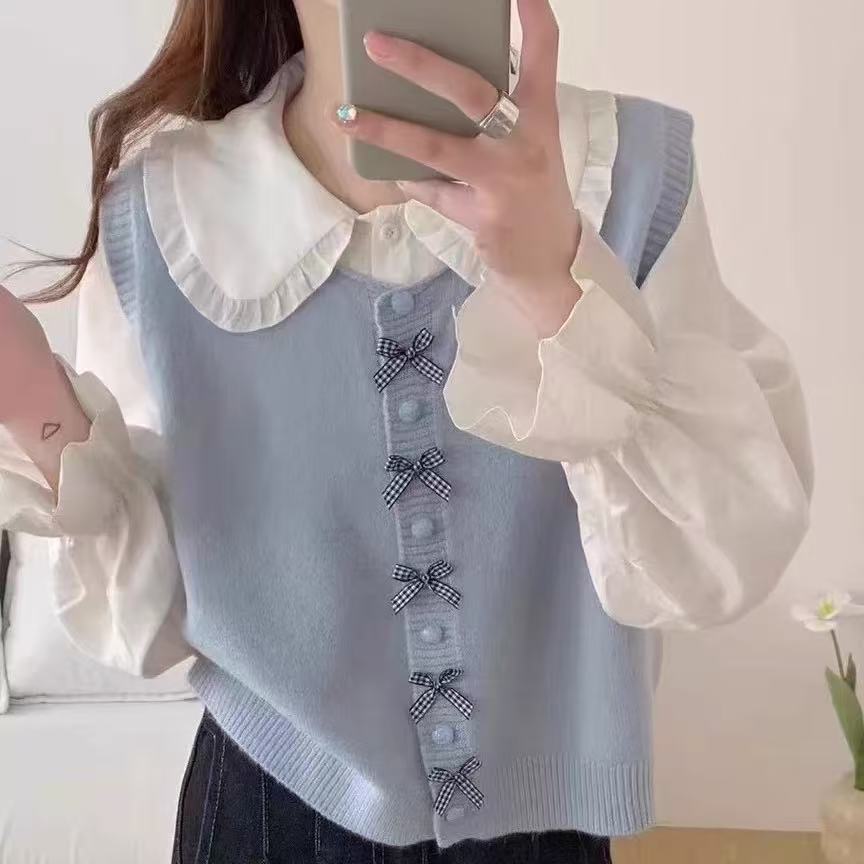 Trendy knit pullover for women with a large collar and decorative knots Lune London