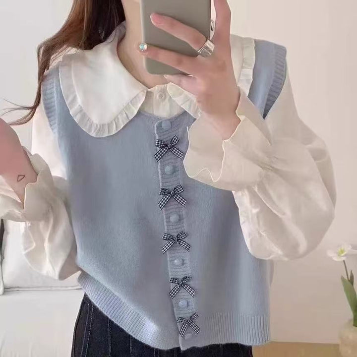 Trendy knit pullover for women with a large collar and decorative knots Lune London