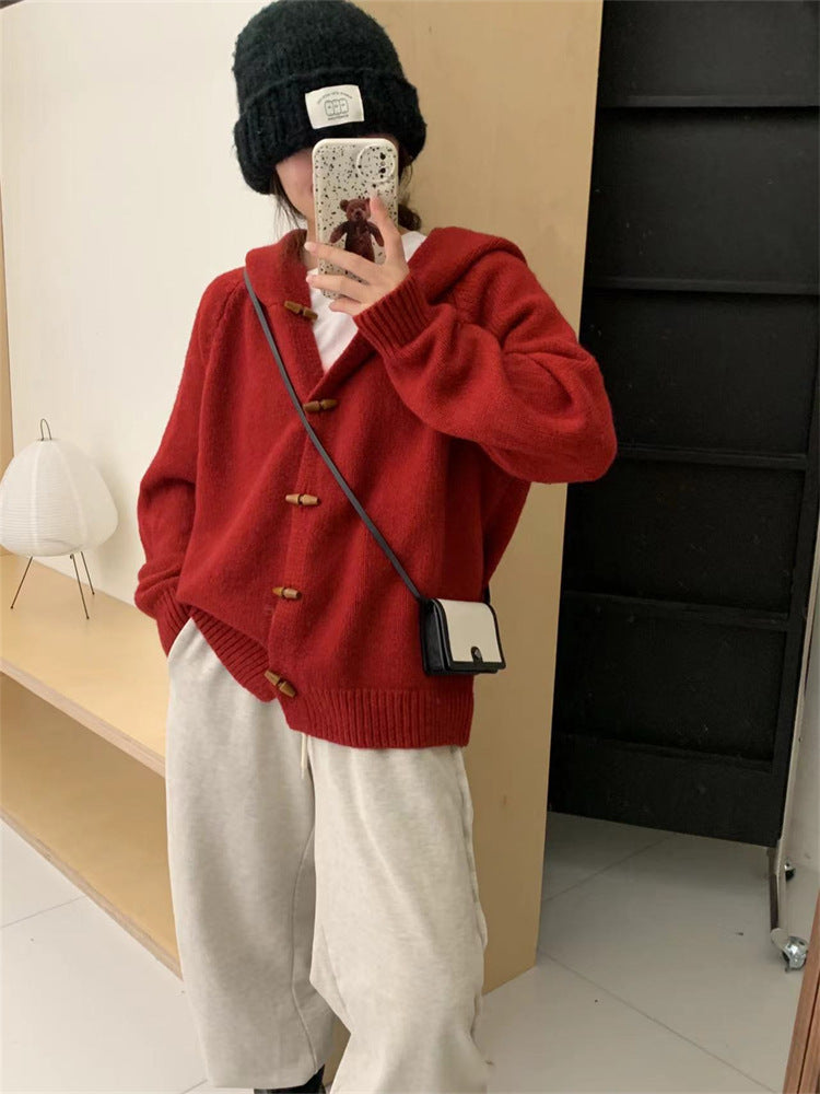 Cardigan en tricot épais pour femmes avec capuche pratique et boutons en bois décoratifs Chic & Stil