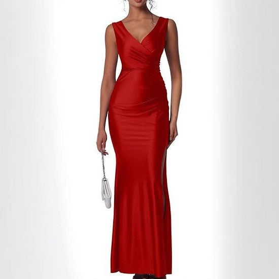 Elegant evening dress for women with a fitted cut and a side opening Lune London