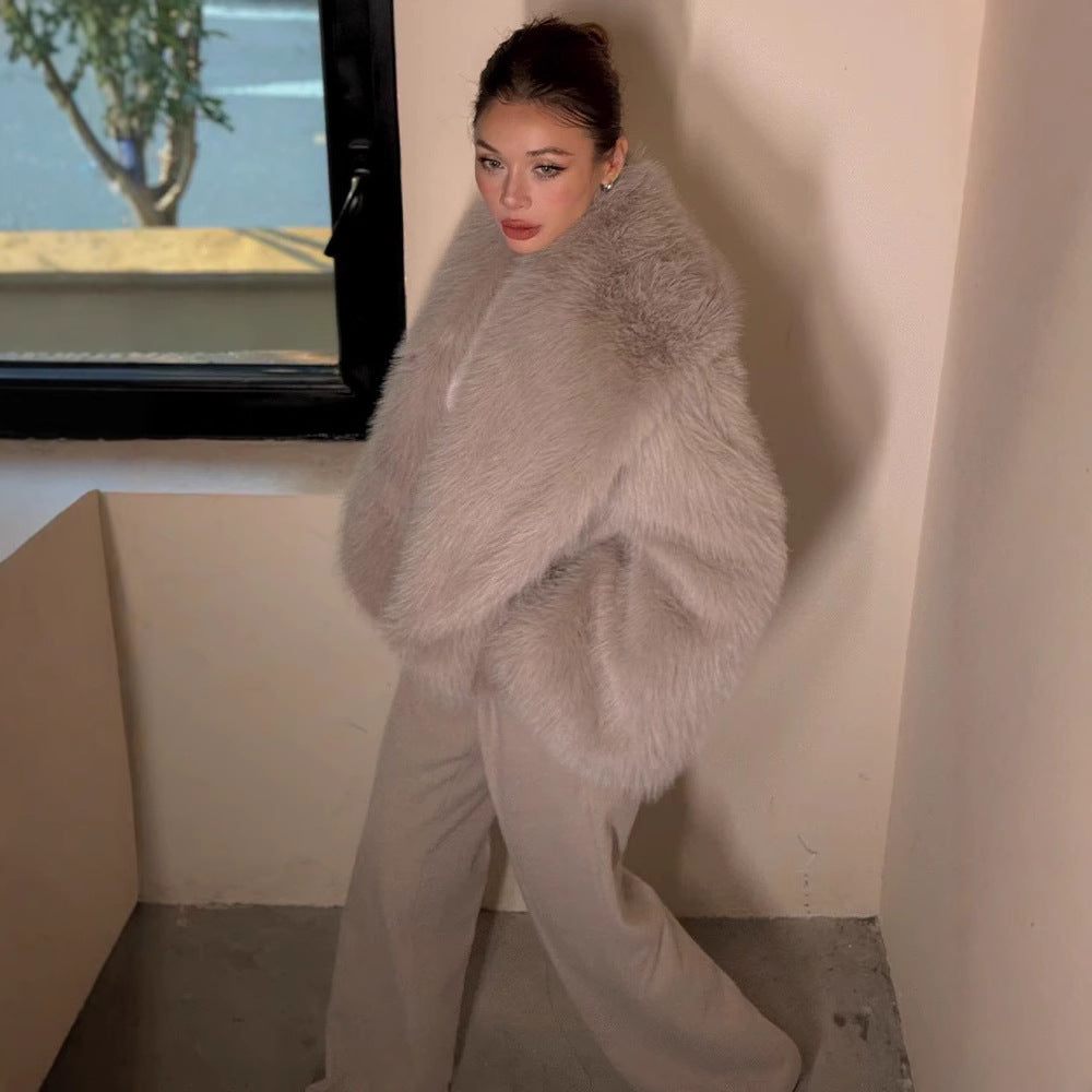 Women luxurious faux fur cape Lune London