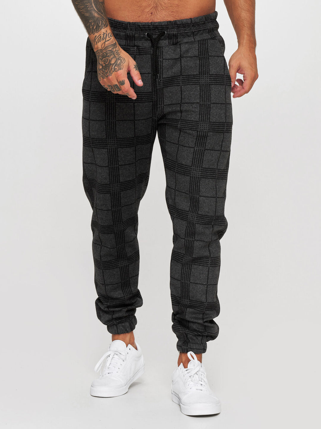 Carrot sport pants for men with elastic waist and practical pockets Lune London