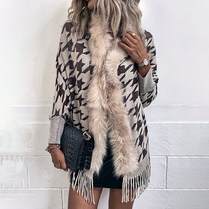 Ladies elegant poncho with exclusive fur trim and modern star pattern Lune London